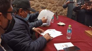 Potosi 2 sindaco firmando l'atto